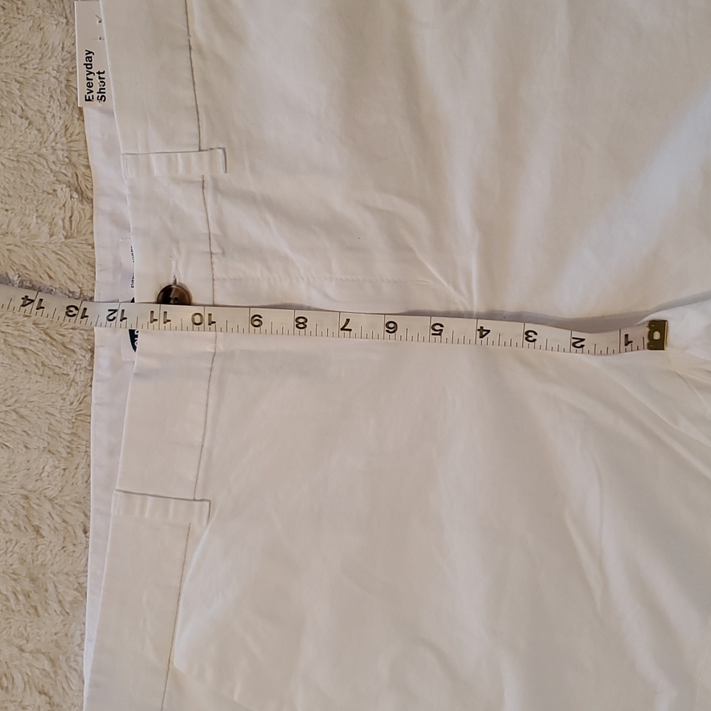 Old Navy mid-rise shorts - Picture 4 of 10